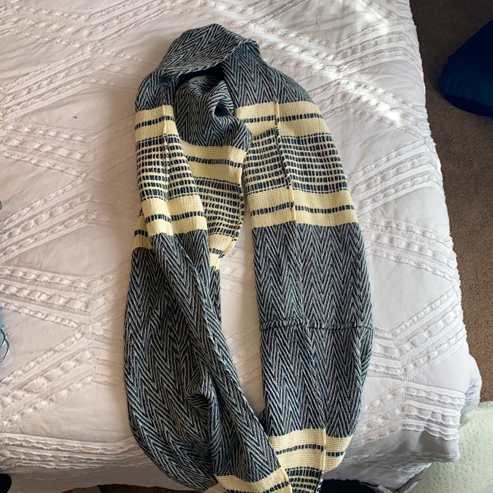 GAP infinity woven scarf